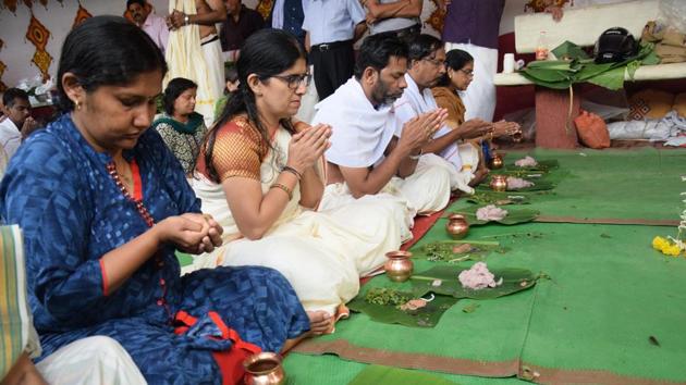 Parents offer prayers to their ‘Kuladevata’ (Family Deity) during the process of rituals at the Pithru Tharpanam ceremony in Pune. (HT PHOTO) Parents offer prayers to their ‘Kuladevata’ (Family Deity) during the process of rituals at the Pithru Tharpanam ceremony in Pune. (HT PHOTO)