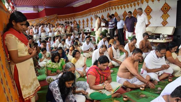 One of the members from each family takes part in the ceremony as other members of the family support them. (HT PHOTO) One of the members from each family takes part in the ceremony as other members of the family support them. (HT PHOTO)