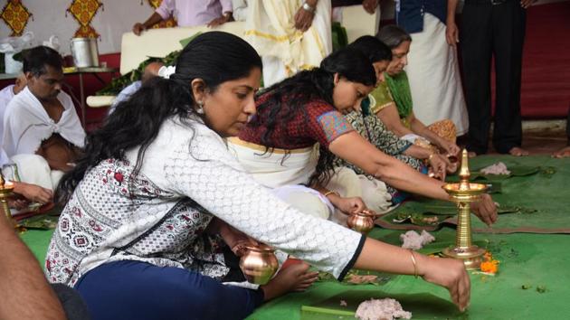 Mothers participating at the Vavubali/Pithru Tharpanam (Amavasya Shraddha) at Chatrapati shahu maharaj pakshi vihar Kendra at Bopodi in Pune. (HT PHOTO) Mothers participating at the Vavubali/Pithru Tharpanam (Amavasya Shraddha) at Chatrapati shahu maharaj pakshi vihar Kendra at Bopodi in Pune. (HT PHOTO)