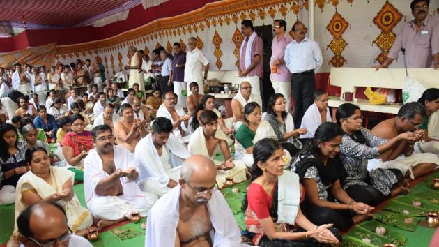Devotees performing the rituals at e Vavubali/Pithru Tharpanam (Amavasya Shraddha), guided by the ‘Thirumani’ (The head priest). (HT PHOTO) Devotees performing the rituals at e Vavubali/Pithru Tharpanam (Amavasya Shraddha), guided by the ‘Thirumani’ (The head priest). (HT PHOTO)