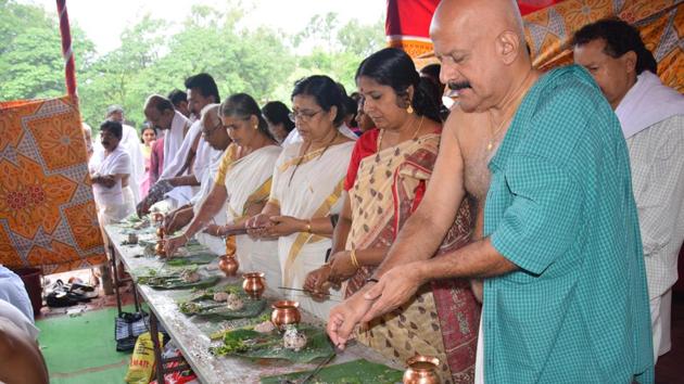 Family members from Kerala performing rituals for the Pithru Tharpanam (Amavasya Shraddha) in Pune. (HT PHOTO) Family members from Kerala performing rituals for the Pithru Tharpanam (Amavasya Shraddha) in Pune. (HT PHOTO)