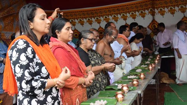 Devotees offer prayers to their ‘Kuladevata’ (Family Deity) during the process of rituals at the Pithru Tharpanam ceremony in Pune. (HT PHOTO) Devotees offer prayers to their ‘Kuladevata’ (Family Deity) during the process of rituals at the Pithru Tharpanam ceremony in Pune. (HT PHOTO)