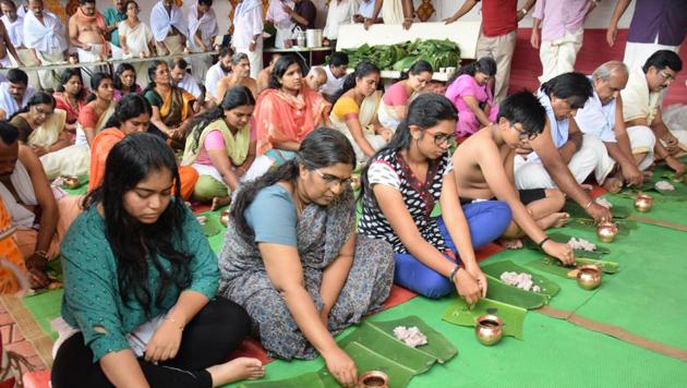 Kerala devotees gather for Vavubali/Pithru Tharpanam at Chatrapati Shahu Maharaj Pakshi Vihar Kendra at Bopodi in Pune. People perform prayers and rituals in memory of their forefathers and for peace for their souls. (HT PHOTO) Kerala devotees gather for Vavubali/Pithru Tharpanam at Chatrapati Shahu Maharaj Pakshi Vihar Kendra at Bopodi in Pune. People perform prayers and rituals in memory of their forefathers and for peace for their souls. (HT PHOTO)