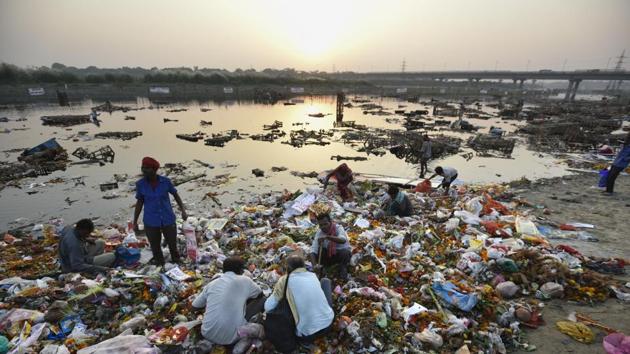 The Yamuna receives around 74% of its pollution load in its 22-km stretch between Wazirabad and Okhla. Of this, 67% of the pollution emanates from the Najafgarh and Delhi Gate drains.(Ravi Choudhary/HT Photo)