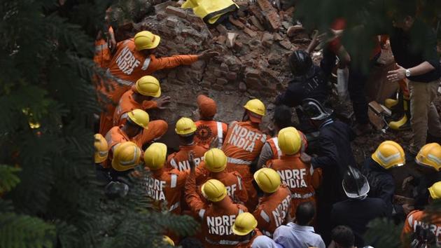 Rescue operations in progress. (SATISH BATE/HT) Rescue operations in progress. (SATISH BATE/HT)