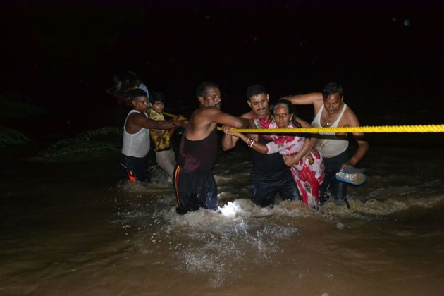 An Army team rescuing civilians in Pawata in Rajasthan’s Pali district on Monday night.(HT PHOTO)