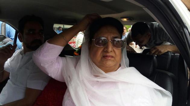 Former Punjab chief minister Rajinder Kaur Bhattal arriving for the last rites in Patiala. (Bharat Bhushan/HT) Former Punjab chief minister Rajinder Kaur Bhattal arriving for the last rites in Patiala. (Bharat Bhushan/HT)