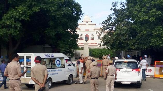 Heightened security outside the Moti Bagh Palace as thousands of people poured in to pay their last respects. (Bharat Bhushan/HT) Heightened security outside the Moti Bagh Palace as thousands of people poured in to pay their last respects. (Bharat Bhushan/HT)