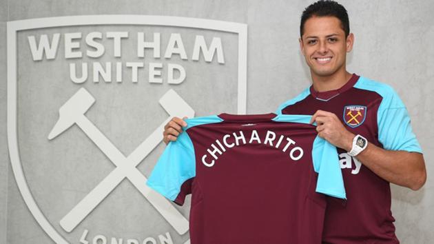 Javier Hernandez poses with the team jersey after her move to West Ham United.(Twitter)