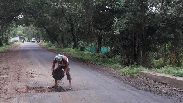 The Public Works Department (PWD), Dahanu, finally started to fill up the pothole on Tuesday afternoon. (HT Photo) The Public Works Department (PWD), Dahanu, finally started to fill up the pothole on Tuesday afternoon. (HT Photo)