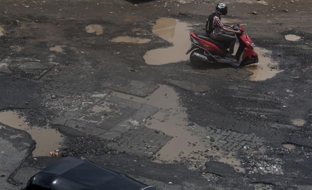 The MMRDA said it fixed 353 potholes on the Western Express Highway, which were reported between July 1 and July 10(Satish Bate/HT Photo)