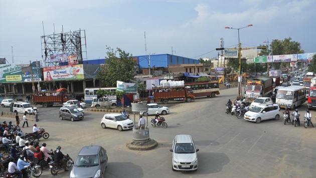 The proposed flyover, spanning 538 metres, is pegged at Rs50 crore and its design was changed from combined six-lane to three-lane (each side) split-type one. (Sakib Ali/HT Photo) The proposed flyover, spanning 538 metres, is pegged at Rs50 crore and its design was changed from combined six-lane to three-lane (each side) split-type one. (Sakib Ali/HT Photo)