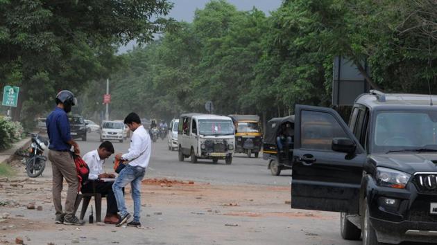 A traffic police ASI issues a challan for driving in wrong direction at Signature Tower Chowk on Tuesday. (Parveen Kumar/HT photo)