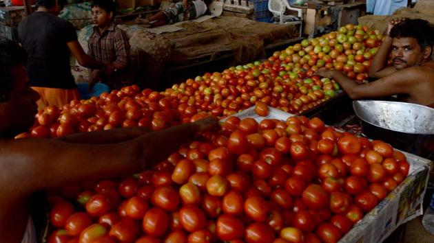 Local vendors are selling tomatoes in the Rs 80-100/kg depending on the quality, PTI reported.(Hindustan Times)