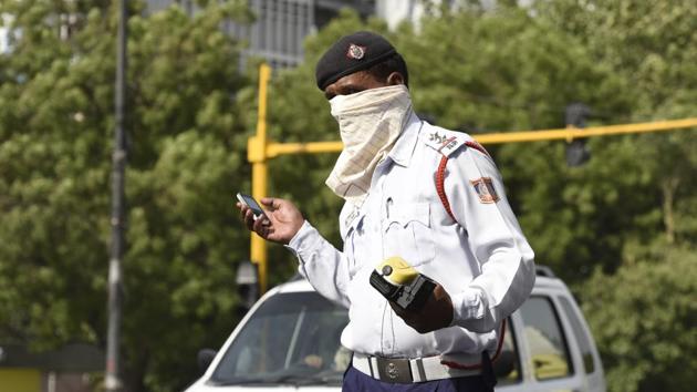 A Delhi traffic police official mans traffic wearing a mask on a busy road. Delhi has been named the world’s most polluted city by the World Health Organisation (WHO).(Sushil Kumar/HT Photo) A Delhi traffic police official mans traffic wearing a mask on a busy road. Delhi has been named the world’s most polluted city by the World Health Organisation (WHO).(Sushil Kumar/HT Photo)