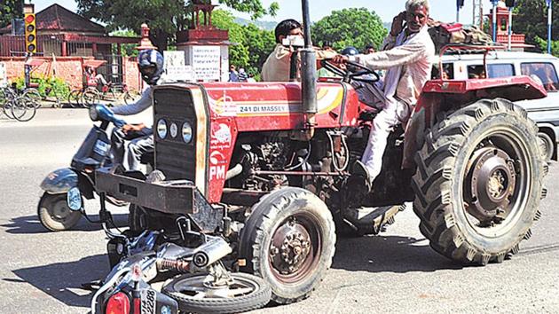According to one estimate about 1,374 accidents and 400 deaths take place every day on Indian roads. (HT File Photo for representational purpose) According to one estimate about 1,374 accidents and 400 deaths take place every day on Indian roads. (HT File Photo for representational purpose)