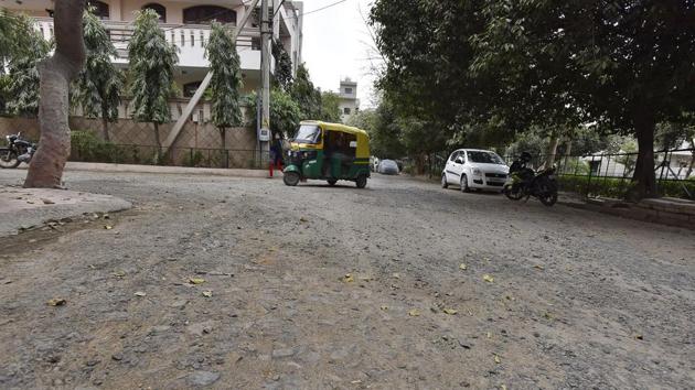 Poor roads in South City area of Gurgaon. (Sanjeev Verma/HT File) Poor roads in South City area of Gurgaon. (Sanjeev Verma/HT File)