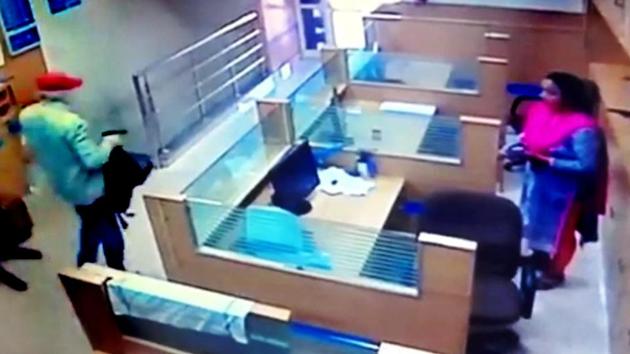 It took the armed man just five minutes to loot the unguarded SBI branch. (CCTV grab) It took the armed man just five minutes to loot the unguarded SBI branch. (CCTV grab)