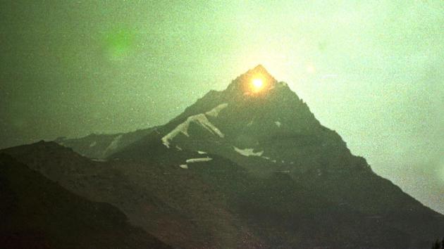 The recapture of Tiger Hill, pictured above, figured as an important objective due to its strategic advantage as the highest peak in the Kargil-Dras sector. Mid June saw U.S President Bill Clinton intervening in the escalating crisis, calling on Nawaz Sharif to pull out troops from the region. India meanwhile launched strengthened efforts to reclaim its territories. (Manish Swarup / HT Photo)