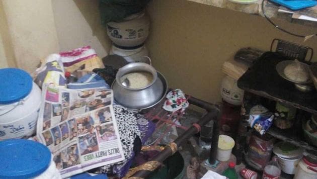 The one-room house in Kapashera where Shilpi Adhikari strangled her husband, Nitish, after getting him drunk. Police say Nitish used to drink and beat her almost daily. Shilpi tried to pass of his death as a heart attack. However, a police informer notices strangulation marks on the body minutes before the cremation and alerted the cops.(HT Photo)