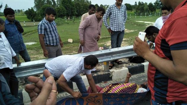BJP MLA from Etah Sadar, Vipin Verma David (in brown kurta), helps the injured members of a family on the Agra-Lucknow Expressway on Monday. (HT Photo) BJP MLA from Etah Sadar, Vipin Verma David (in brown kurta), helps the injured members of a family on the Agra-Lucknow Expressway on Monday. (HT Photo)