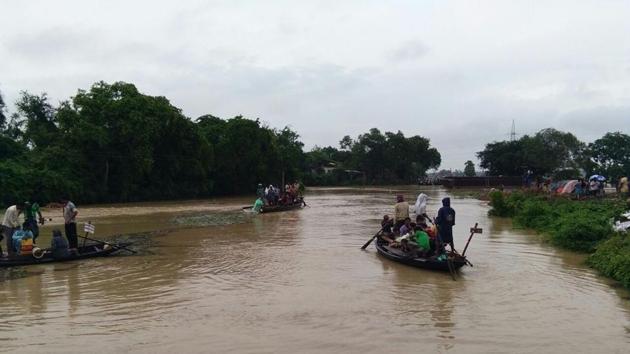 Villagers take boats to travel in flood -hit Ghatal in West Midnapore district of West Bengal(HT PHOTO)