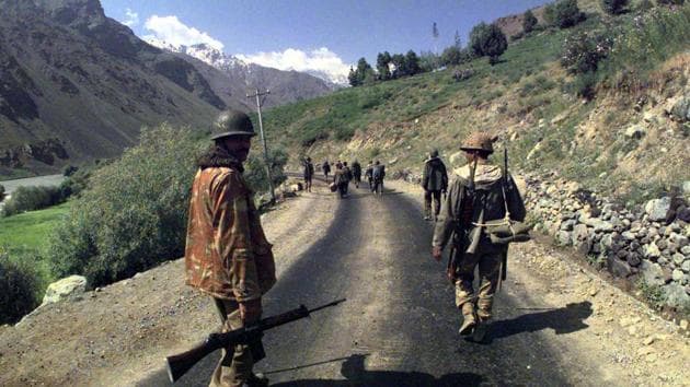 Indian Army soldiers during the Kargil war in 1998.(Pradeep Bhatia/ HT file photo)