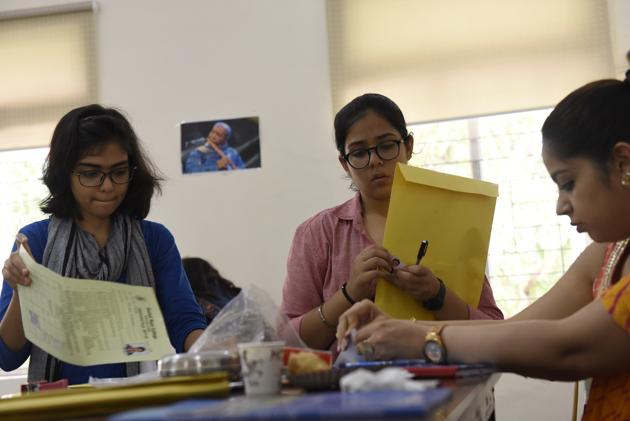 Economics (Hons) was available for admission at colleges such as Atma Ram Sanatan Dharma College (94.25%), College of Vocational Studies (94.5%), Hindu College (97.25%) and Indraprastha College for Women (96%).(Saumya Khandelwal/HT PHOTO)