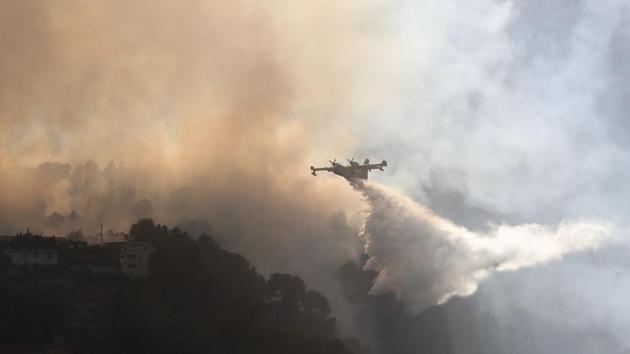 The fire burned 800 hectares of forest by Wednesday morning, with 540 firefighters sent to tackle the blaze. (Valery HACHE / AFP) The fire burned 800 hectares of forest by Wednesday morning, with 540 firefighters sent to tackle the blaze. (Valery HACHE / AFP)