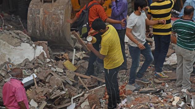 Residents did their bit to help the rescue operation. (Satyabrata Tripathy/HT Photo) Residents did their bit to help the rescue operation. (Satyabrata Tripathy/HT Photo)