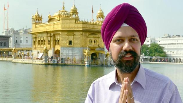Tanmanjeet Singh Dhesi, the first turbaned Sikh MP in the UK, paying obeisance at Golden Temple in Amritsar on Wednesday, July 25.(Sameer Sehgal/HT)