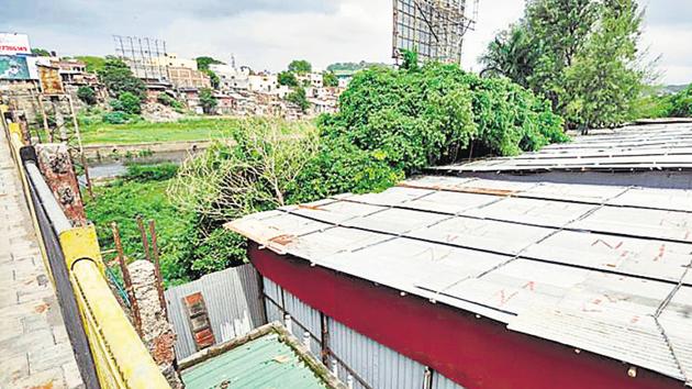 The NGT had recently asked the PMC to remove all encroachments on the floodline at DP road near Mhatre bridge.(HT PHOTO)