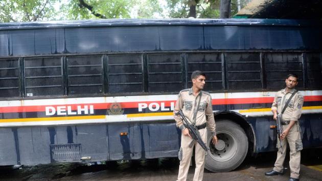 Police escort a bus carrying arrested All Parties Hurriyat Conference (APHC) leaders at Patiala House Court in New Delhi on July 25, 2017.(AFP)