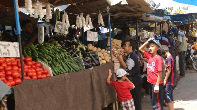 Iraqi civilians buy vegetables at a souk in the east of Mosul, Iraq, July 19,2017.(REUTERS Photo) Iraqi civilians buy vegetables at a souk in the east of Mosul, Iraq, July 19,2017.(REUTERS Photo)