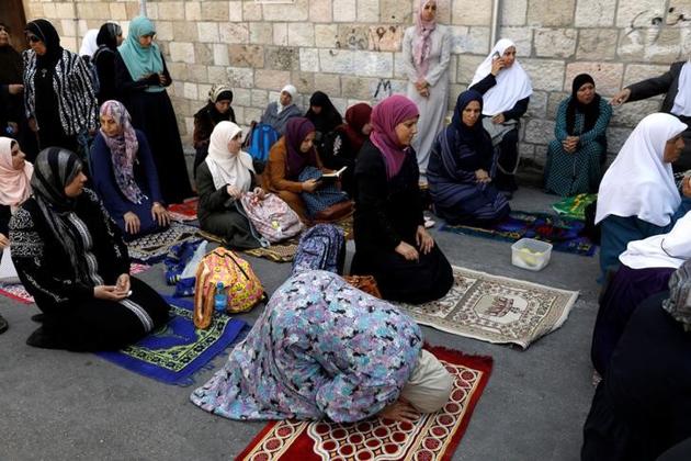 Palestinian women pray outside the al-Aqsa compound in Jerusalem on July 25, 2017. (Reuters) Palestinian women pray outside the al-Aqsa compound in Jerusalem on July 25, 2017. (Reuters)