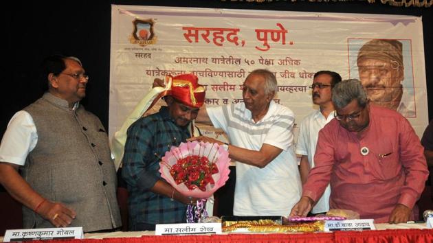At the event, which had dignitaries like Dr Baba Adhav present to honour Sheikh, the horrific episode of the terror attack which left 21 injured and seven dead, was revisited with Sheikh’s firsthand account. (HT PHOTO) At the event, which had dignitaries like Dr Baba Adhav present to honour Sheikh, the horrific episode of the terror attack which left 21 injured and seven dead, was revisited with Sheikh’s firsthand account. (HT PHOTO)