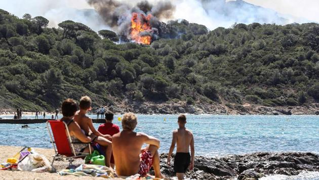 The new blaze, in the middle of the holiday season, is raging near Bormes-les-Mimosas, southwest of the popular resort Saint-Tropez on the Mediterranean coast. (Valery HACHE / AFP) The new blaze, in the middle of the holiday season, is raging near Bormes-les-Mimosas, southwest of the popular resort Saint-Tropez on the Mediterranean coast. (Valery HACHE / AFP)