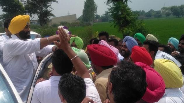 As Khaira reached in Mehlan Chowk where Dirba MLA Harpal Singh Cheema organised a meeting between him and party workers, the latter raised slogans such as ‘Sardar Sukhpal Singh Khaira, zindabad’. There were similar scenes in Bhawanigarh and Sunam. The topi was all but missing.(HT Photo)