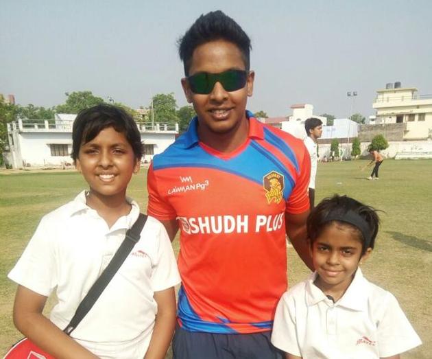 Manya and Siddhi Mishra posing with Ex-India under 19 World Cup skipper Akshdeep Nath in Lucknow. (HT Photo) Manya and Siddhi Mishra posing with Ex-India under 19 World Cup skipper Akshdeep Nath in Lucknow. (HT Photo)