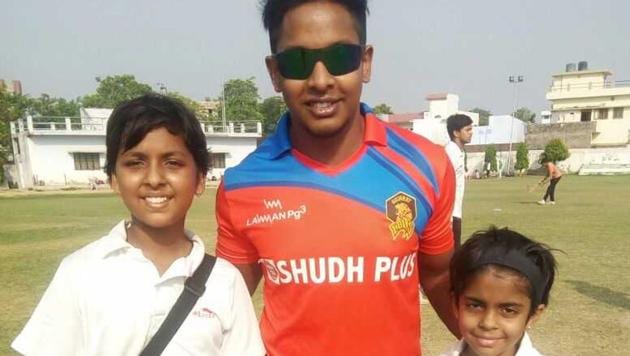 Manya Mishra and Siddhi Mishra posing with Akshdeep Nath, former India U-19 captain at the World Cup, who also practices at the LDA Stadium in Lucknow. (HT Photo) Manya Mishra and Siddhi Mishra posing with Akshdeep Nath, former India U-19 captain at the World Cup, who also practices at the LDA Stadium in Lucknow. (HT Photo)