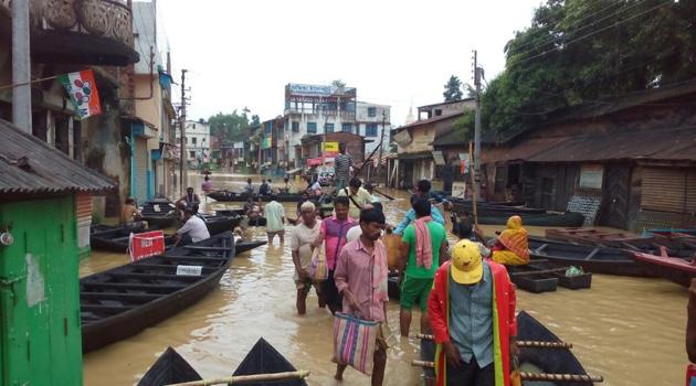 Boats carrying people inside Ghatal town in West Midnapore on Thursday after the roads were inundated. (HT Photo) Boats carrying people inside Ghatal town in West Midnapore on Thursday after the roads were inundated. (HT Photo)