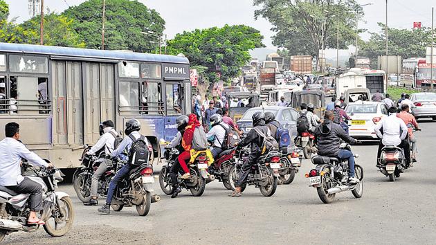 Violation of traffic rules on the Benguluru-Mumbai highway near Singhad bridge in Vadgaon is a major problem. (HT PHOTO) Violation of traffic rules on the Benguluru-Mumbai highway near Singhad bridge in Vadgaon is a major problem. (HT PHOTO)
