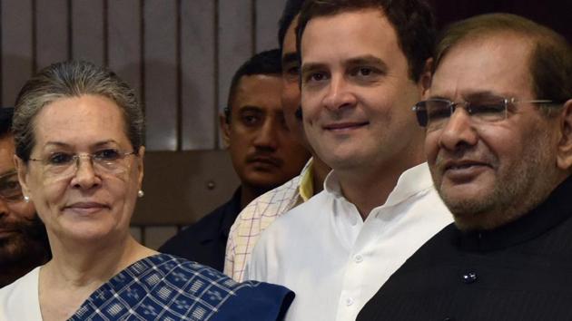 Sharad Yadav (right) stands with Congress leaders during a meeting in New Delhi.(Mohd Zakir/HT File Photo)