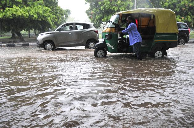 The heavy downpour on led to waterlogging at several roads of the city on Thursday. (Ravi Kumar/HT Photo) The heavy downpour on led to waterlogging at several roads of the city on Thursday. (Ravi Kumar/HT Photo)