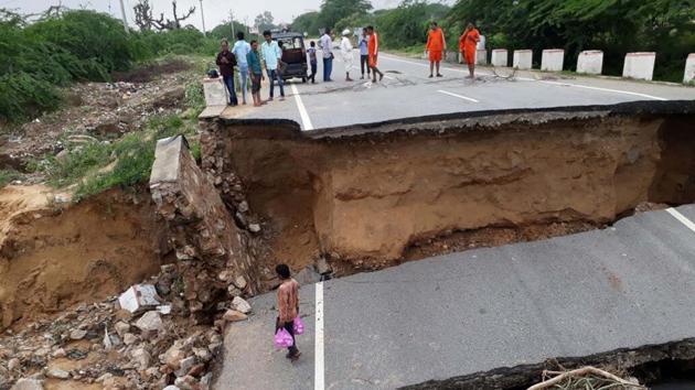 The broken Reodar-Khandla road in Sirohi after the rains. (HT Photo) The broken Reodar-Khandla road in Sirohi after the rains. (HT Photo)
