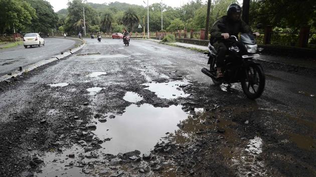 The pothole near CCE (R & D) on Pashan road is dangerous for commuters.(HT PHOTO)