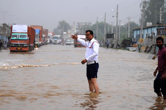 Police presence on the roads during rain has improved and it helps in keeping the traffic moving.(Parveen Kumar/HT File)