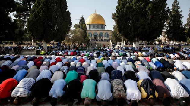 Palestinian Muslims bow in prayer inside the Haram al-Sharif compound, known to Jews as the Temple Mount, in the old city of Jerusalem on July 27, 2017, with the Dome of the Rock seen in the background. (AFP Photo) Palestinian Muslims bow in prayer inside the Haram al-Sharif compound, known to Jews as the Temple Mount, in the old city of Jerusalem on July 27, 2017, with the Dome of the Rock seen in the background. (AFP Photo)
