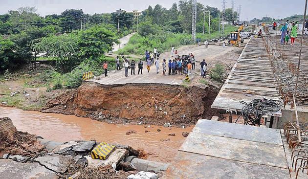 At Manakya, a bridge was coming up. A road constructed six months back was being used. The storm water pipes used to go under it. But on Thursday, the flow of water was so high, that it gave in. (Sant Arora/HT) At Manakya, a bridge was coming up. A road constructed six months back was being used. The storm water pipes used to go under it. But on Thursday, the flow of water was so high, that it gave in. (Sant Arora/HT)