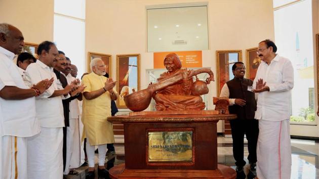 Prime Minister Narendra Modi unveiling the bust of late President A PJ Abdul Kalam during the inauguration of his memorial at Peikarumbu in Rameswaram, Tamil Nadu on Thursday.(PTI Photo)